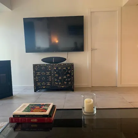 Modern Ideally Located アパート