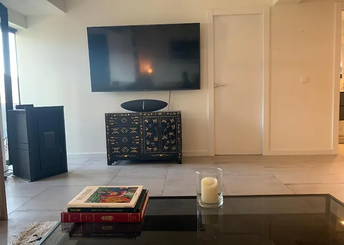 Modern Ideally Located アパート