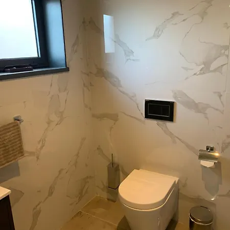 Modern Ideally Located Apartament *